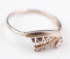 Női ezüst(Ag) gyűrű apró kövekkel, jelzett, méret: 60,  br: 1,7 g