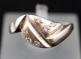 Női ezüst(Ag) gyűrű apró kövekkel, jelzett, méret: 59,  br: 2,1 g