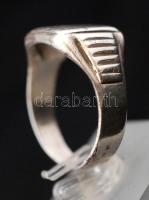 Ezüst(Ag) pecsétgyűrű, jelzett, méret: 66,  nettó: 6,7 g