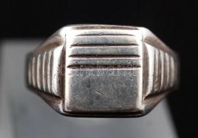 Ezüst(Ag) pecsétgyűrű, jelzett, méret: 66,  nettó: 6,7 g