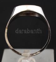 Ezüst(Ag) pecsétgyűrű, jelzett, méret: 65,  nettó: 8,2 g