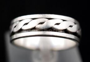 Ezüst(Ag) pecsétgyűrű, jelzett, méret: 63, nettó: 8,6 g