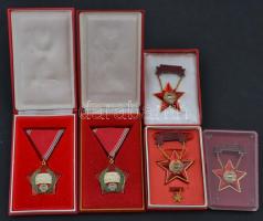 1986. "Kiváló Munkáért" zománcozott fém kitüntetés tokban (2x) + "Kiváló Dolgozó" zománcozott kitüntetés (3x), kettő tokban, egyik miniatűrrel T:2,2-