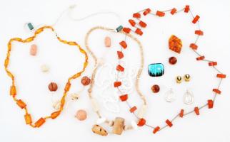 Kis bizsu tétel, nyakláncokkal, kitűzővel, fülbevalóval