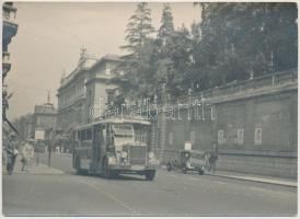 1937 Róma, Régi autóbusz, hátoldalon feliratozva, 13x18 cm / 1937 Rome, Bus, 13x18 cm