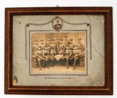cca 1880 Zur Erinnerung an meine Dienstzeit, szolgálati emlék csoportkép, fa keretben, 30×40 cm