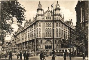 Budapest V. Apponyi tér, takarékpénztár, villamosok, Salamander üzlet (vágott / cut)