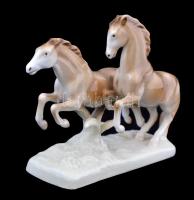 Royal Dux porcelán vágtázó lovak, kézzel festett, hibátlan, jelzett, 18x13 cm