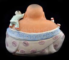 Porcelán ülő Buddha szobor, részben bisquit, részben mázas, kézzel festett, jelzés nélkül, kis kopás...