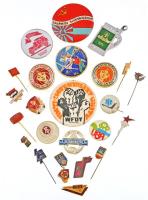 25db vegyes magyar és külföldi szocialista kitűző, jelvény, közte 1965. "Kulturális Szemle" zománcozott fém kitűző, 1966. "KISZ SZM" zománcozott fém kitűző T:vegyes