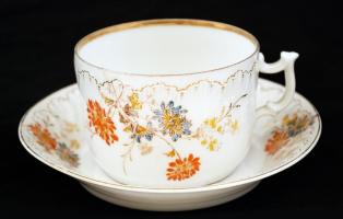 Virágmintás porcelán teáskészlet: 4 db csésze + alj (d: 9 ill. 15,5 cm), kanna (m: 18 cm), tejkiöntő...