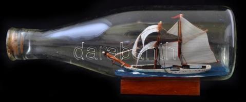 Türelemüveg, benne vitorlás hajóval, m: 19 cm