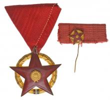 1957. Vörös Csillag Érdemrend korai változat, aranyozott, zománcozott bronz kitüntetés mellszalagon, szalagsávval és kitűzővé alakított miniatűrrel Kádár-címeres tokban T:1-,2 Hungary 1957. Order of The Red Star earlier type, gilt, enamelled Br decoration on ribbon, with miniature as pin and thin ribbon in case with Kádár Coat of Arms C:AU,XF NMK 611.