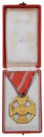 1946. "Magyar Köztársasági Érdemérem arany fokozata" aranyozott bronz kitüntetés a polgári...