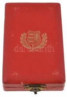 1946. "Magyar Köztársasági Érdemérem arany fokozata" aranyozott bronz kitüntetés a polgári...