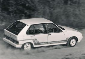 1983 Az AUDI autógyár 1983-85-ös modelljeit, gyártását tartalmazó fotómappa, 32 db fénykép, 21x30 cm