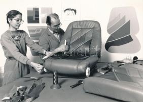 1983 Az AUDI autógyár 1983-85-ös modelljeit, gyártását tartalmazó fotómappa, 32 db fénykép, 21x30 cm