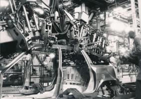 1983 Az AUDI autógyár 1983-85-ös modelljeit, gyártását tartalmazó fotómappa, 32 db fénykép, 21x30 cm