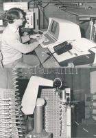 1983 Az AUDI autógyár 1983-85-ös modelljeit, gyártását tartalmazó fotómappa, 32 db fénykép, 21x30 cm