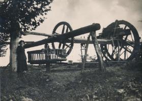 cca 1920 Kerny István (1879-1963): Paprika ültetvény öntözésére szolgáló szerkezet Szegeden, feliratozott, pecséttel jelzett vintage fotóművészeti alkotás, 17x23 cm