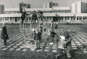 1975 Budapest, Rákospalota, Az új MÁV óvoda és bölcsőde, Benkő Imre riportfotója, feliratozva, 16,5x24 cm