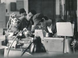 1975 Farkas József: Az újpesti Autóipari Szakiskolában, jelzés nélküli fénykép, bemutatva a Magyarország ma című fotókiállításon 1975-ben, a Magyar Munkásmozgalmi Múzeumban, a kiállítási katalógus listáján nyilvántartva, a 117-es sorszámnál, 18x24 cm