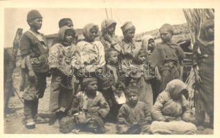 Albanien, Ljusna, Arme Kinder vor einer Offiziersmesse / Albanian folklore, Poor children in front of a wardroom
