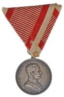 1914. "Ferenc József II. osztályú Ezüst Vitézségi Érem" peremen jelzett Ag kitüntetés mellszalaggal. Szign.: Tautenhayn T:2,2- kis ph. Hungary 1914. Medal for Bravery II class, "Der Tapferkeit" Ag decoration with ribbon, hallmark on edge. Sign: Tautenhayn C:XF,VF small edge error NMK 133.