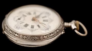 Gazdagon díszített ezüst (Ag.) zsebóra, jelzett, a belső fedele fém, működik, bruttó 65,8 g