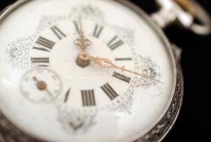 Gazdagon díszített ezüst (Ag.) zsebóra, jelzett, a belső fedele fém, működik, bruttó 65,8 g