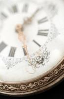 Gazdagon díszített ezüst (Ag.) zsebóra, jelzett, a belső fedele fém, működik, bruttó 65,8 g