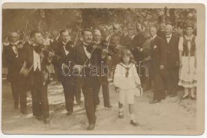 1918 Ottó trónörökös magyar cigányzenészek kíséretében a bécsi utcán. Fotólap / 1918 Habsburg Otto in Vienna with Hugarian gypsies.