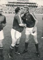 1981 Puskás Ferenc és Albert Flórián a Népstadionban mezben, eredeti sajtófotó Puskás saját kezű aláírásával / 1981 Press photo of Hungarian football legends Puskas and Albert Florian, with signature of Puskas 19x14 cm