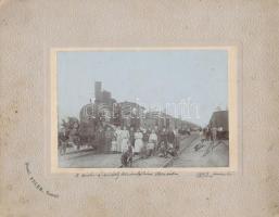 1903 A piskii vasúti műhely kirándulása Brassóba. Brassói pályaudvar. Adler fotó, feliratozva / 1903 Piski railway workshop staff on excursion to Brasov, Photo in Brasov railway station 25x21 cm