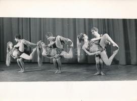 cca 1967 Balettelőadás, 8x13 cm-es kép 13x18 cm-es fotópapíron