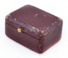 Antik, római mintájú arany gyűrű, babérkoszorús (császár?) párt ábrázoló vésett ametiszt pecsét-kőve...