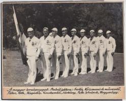 A magyar tornászcsapat fotója nevek felsorolásával, hátoldalon ragasztós, 18x21cm