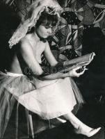 cca 1970 Remények és csalódások a nászéjszakán, 4 db finoman erotikus fénykép, 22x18 cm / 4 erotic p...