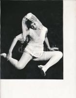 cca 1970 Remények és csalódások a nászéjszakán, 4 db finoman erotikus fénykép, 22x18 cm / 4 erotic p...