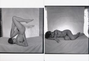 cca 1975 Alkalmi műteremben alkalmi huncutságok, 8 db korabeli, finoman erotikus negatívról készült modern nagyítás 13x18 cm-es fotópapírra