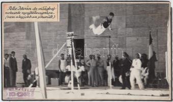 cca 1930 dr. Pelle István világbajnokunk nyújtóleugrása,  fotó Nemzeti Sport, kartonra ragasztva, kis hibával, 13x20cm