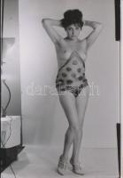 cca 1970 Kendőbe csomagolt nőiségek, 13 db korabeli, finoman erotikus negatívról készült modern nagy...