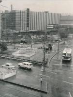 cca 1965 és 1967 Budapest változásai, bontják a Nemzeti Színházat, új ruhába öltöztetik a Corvin áruházat, 2 db fotó, a kisebbik modern nagyítás, 11x16,5 cm, 24x18 cm
