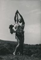 cca 1935 Ádám és Éva, Szentpál Olga tánccsoportjának tagjai, jelzés nélküli vintage fotó az iskola archívumából, 9,5x6,5 cm