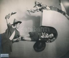 cca 1935 Álmában haramiák törtek rá... Leichtner Erzsébet vintage fotója Szentpál Olga tánccsoportjának tagjairól, matricával jelzett, 16,5x20 cm
