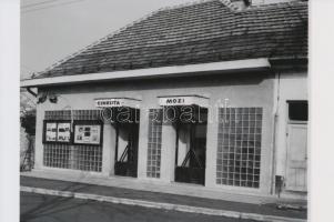 1973 Budapest, a Cinkota mozi külső-belső fényképei, 5 db korabeli professzionális negatív modern na...