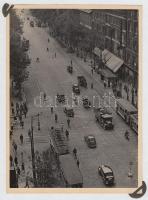 cca 1930 Bp. V., villamosok a Múzeum körúton az Astorián, Neumann M. Ruhaüzlete, fotó, 18×13 cm