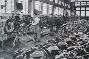 cca 1950 Budapest, Csepel, motorkerékpárok gyártása, Fekete György (1904-1990) budapesti fényképész hagyatékában talált, vélhetően repró negatív modern nagyítása, 10x15 cm