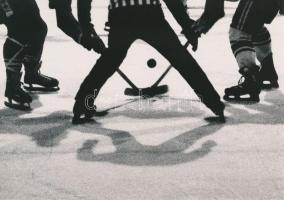 cca 1989 Kump Walter: Harc a korongért, feliratozott vintage fotóművészeti alkotás, 13x18 cm