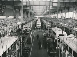 1974 Székesfehérvár, Ikarus autóbuszok gyártósora, a Fejér megyei Állami Építőipari vállalat által épített üzemcsarnok professzionális minőségű, vintage, építészeti fotója, feliratozva a cég fotóalbumában volt, 21x28 cm